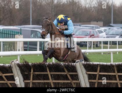 Champagne Twist vince SBK EBF "National Hunt" Maiden hurdle a Doncaster il 28 gennaio 24 per Ben Pauling, Ben Jones e il Pour Decisions Syndicate Foto Stock