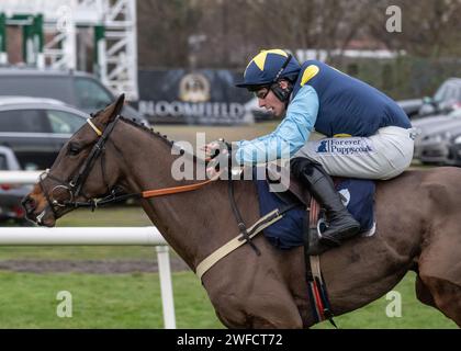 Champagne Twist vince SBK EBF "National Hunt" Maiden hurdle a Doncaster il 28 gennaio 24 per Ben Pauling, Ben Jones e il Pour Decisions Syndicate Foto Stock