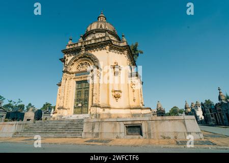Buenos Aires, Argentina - 26 marzo 2023 Cimitero militare argentino Chacarita con alberi alle spalle. Foto di alta qualità Foto Stock