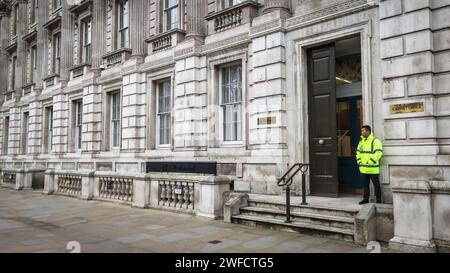 Londra, Regno Unito. 30 gennaio 2024. L'Ufficio di Gabinetto in una giornata cupa e fredda, appena prima che i ministri emergano dalla riunione. I ministri del governo del Partito Conservatore del Regno Unito partecipano alla riunione settimanale del gabinetto al 10 di Downing Street (accedendo al n. 10 sia da Downing Street che da Whitehall) a Westminster, Londra, Inghilterra. Crediti: Imageplotter/Alamy Live News Foto Stock