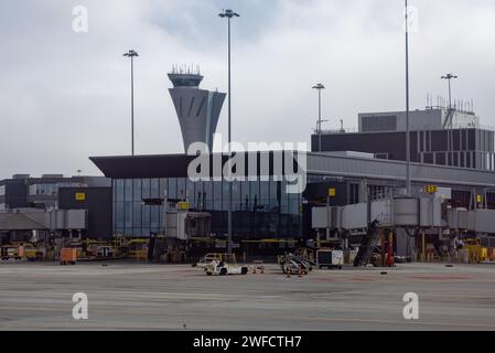 La torre di controllo e il terminal sono visibili all'Aeroporto Internazionale di San Francisco (SFO) a San Francisco, California, 11 marzo 2023. Foto Stock