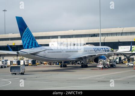 Il jet United Airlines al terminal, visto da dietro, all'aeroporto internazionale di San Francisco, San Francisco, California, 11 marzo, 2023. Foto Stock