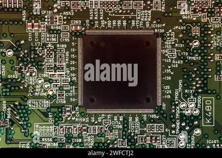 Piccolo microprocessore, microcontroller chip su un generico moderno PC desktop PC scheda madre, oggetto macro, estrema closeup, basso dof, nessuno Ele Foto Stock