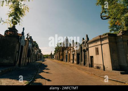 Buenos Aires, Argentina - 26 marzo 2023 Cimitero militare argentino Chacarita con alberi alle spalle. Foto di alta qualità Foto Stock