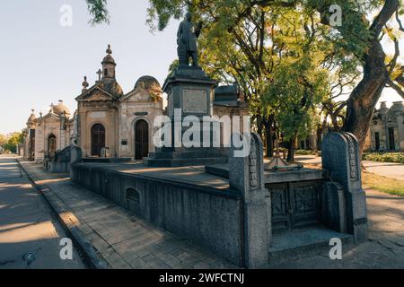 Buenos Aires, Argentina - 26 marzo 2023 Cimitero militare argentino Chacarita con alberi alle spalle. Foto di alta qualità Foto Stock