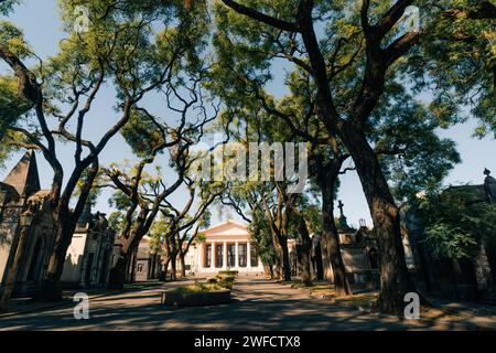 Buenos Aires, Argentina - 26 marzo 2023 Cimitero militare argentino Chacarita con alberi alle spalle. Foto di alta qualità Foto Stock