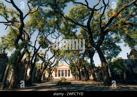 Buenos Aires, Argentina - 26 marzo 2023 Cimitero militare argentino Chacarita con alberi alle spalle. Foto di alta qualità Foto Stock