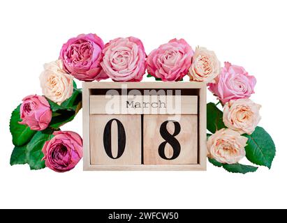 Bellissime rose rosa e calendario in legno su sfondo bianco isolato. Il concetto di giornata della donna, 8 marzo. Foto Stock