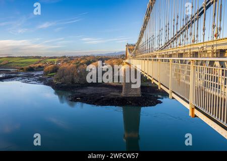 Menai Bridge attraverso lo stretto di Menai, Isola di Anglesey, Galles del Nord Foto Stock