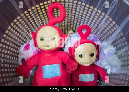 Primo piano del po Teletubby rosso con antenna a forma di cerchio in un cestello Foto Stock