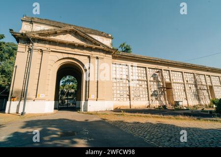Buenos Aires, Argentina - 26 marzo 2023 Cimitero militare argentino Chacarita con alberi alle spalle. Foto di alta qualità Foto Stock