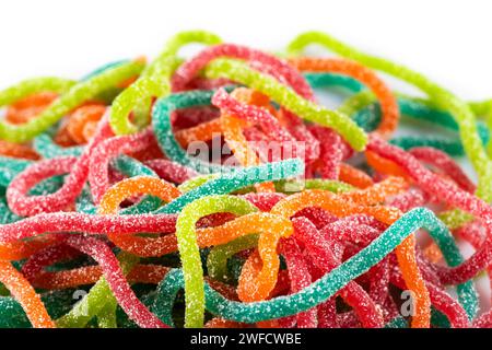 Caramelle di gelatina multicolore a forma di spaghetti cosparsi di zucchero. Primo piano. Foto Stock