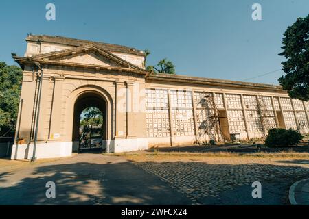 Buenos Aires, Argentina - 26 marzo 2023 Cimitero militare argentino Chacarita con alberi alle spalle. Foto di alta qualità Foto Stock