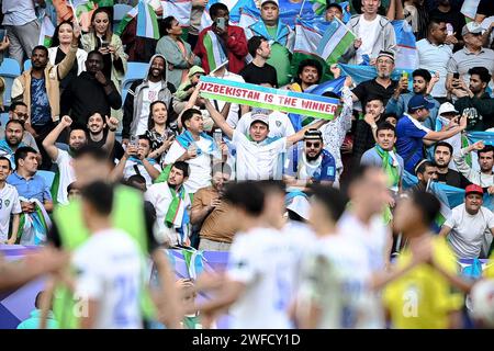 Doha, Qatar. 30 gennaio 2024. I tifosi del Team Uzbekistan celebrano la vittoria dopo il round dei 16 match tra Uzbekistan e Thailandia alla Coppa d'Asia AFC Qatar 2023 a Doha, Qatar, 30 gennaio 2024. Credito: Jiang Han/Xinhua/Alamy Live News Foto Stock