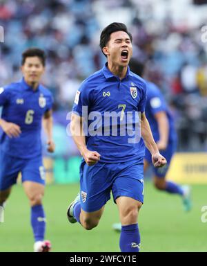 Doha, Qatar. 30 gennaio 2024. Il thailandese Supachok Sarachat (R) celebra il punteggio durante il round di 16 match tra Uzbekistan e Thailandia alla AFC Asian Cup Qatar 2023 a Doha, Qatar, 30 gennaio 2024. Crediti: Ding Ting/Xinhua/Alamy Live News Foto Stock