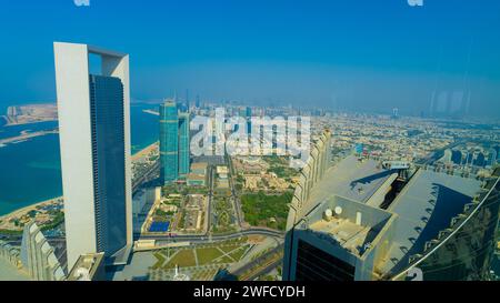 Vista dello skyline che mostra la vista della città di Abu Dhabi dalla Torre Etihad del 74° piano Foto Stock