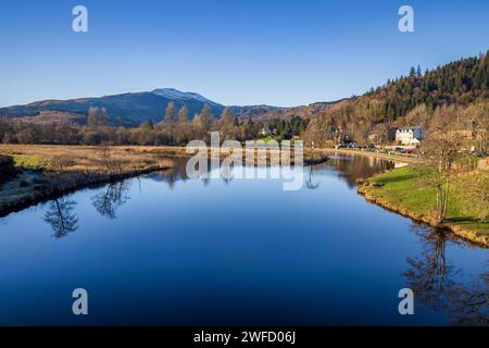 Il fiume Teith a Callander, con un tetto innevato Ben Ledi, Trossachs, Stirling, Scozia Foto Stock