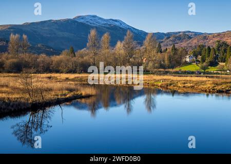 Il fiume Teith a Callander, con un tetto innevato Ben Ledi, Trossachs, Stirling, Scozia Foto Stock