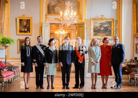 Stoccolma, Svezia. 30 gennaio 2024. La principessa Sofia, il principe Carl Philip, la regina Silvia, il presidente francese Emmanuel Macron, il re Carl XVI Gustaf, la signora Brigitte Macron, la principessa ereditaria Vittoria e il principe Daniel posano per una foto di gruppo nella sala da pranzo di Lovisa Ulrika al Palazzo reale di Stoccolma, Svezia, il 30 gennaio 2024. Il Presidente francese Emmanuel Macron e la signora Brigitte Macron sono in visita di Stato in Svezia per due giorni. Foto di Eliot Blondet/ABACAPRESS.COM credito: Abaca Press/Alamy Live News Foto Stock