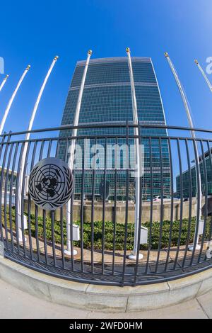 New York, USA - 7 marzo 2020: Il Palazzo del Segretariato delle Nazioni Unite, un grattacielo alto 505 piedi (154 m), sede delle Nazioni Unite. Foto Stock
