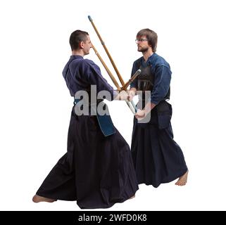 Due combattenti kendo di arti marziali che combattono con le spade, isolati su sfondo bianco, due combattenti kendo l'uno di fronte all'altro. Foto Stock