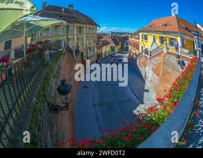 SIBIU, TRANSILVANIA, ROMANIA - 8 LUGLIO 2020: La vista dal Ponte di si trova in una parte del centro storico della città, con architettura medievale. Foto Stock