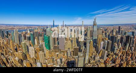 New York, USA - 7 marzo 2020: Vista dall'Empire State Building con il centro e Lower Manhattan alla luce del pomeriggio. Foto Stock