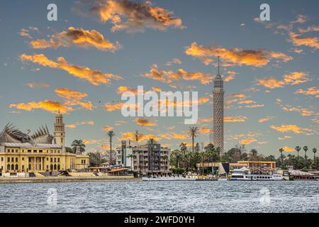 CAIRO, EGITTO - 26 APRILE 2022: Vista dal fiume Nilo con il Command Center Revolution, una delle più importanti attrazioni turistiche della città Foto Stock