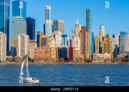 NEW YORK, USA - 9 MARZO 2020: Vista dei grattacieli di Manhattan dal fiume Hudson alla luce del pomeriggio. Foto Stock