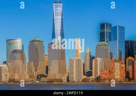 NEW YORK, MANHATTAN - 9 MARZO 2020: Vista dei grattacieli di Manhattan, New York, USA, dal fiume Hudson alla luce del pomeriggio. Foto Stock