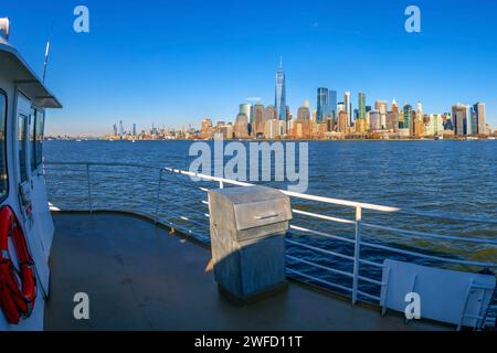 NEW YORK, MANHATTAN - 9 MARZO 2020: Vista dei grattacieli di Manhattan, New York, USA, dal fiume Hudson alla luce del pomeriggio. Foto Stock