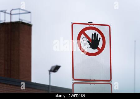 Primo piano del cartello di divieto di ingresso all'esterno. Foto Stock