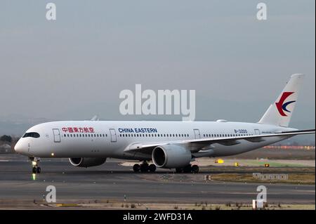 Un volo commerciale Airbus A350 della China Eastern su una pista dell'aeroporto Adolfo Suarez Madrid-Barajas. Foto Stock