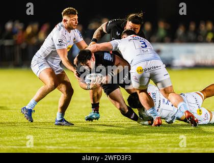 LONDRA, REGNO UNITO. 27 gennaio 2024. Eroni Mawi of Saracens (centro) viene affrontato durante il Saracens vs Exeter Chiefs Gallagher Premiership Rugby R10 at Foto Stock