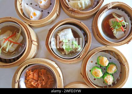 Assortimento di piatti Dim Sum, un popolare pasto cinese composto da una varietà di piccoli piatti Foto Stock