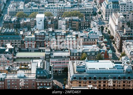 Vista aerea della densamente popolata Londra urbana con una varietà di edifici Foto Stock