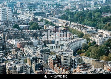 Vista aerea a ovest della città densamente affollata di Londra, tra cui Park Square, Park Crescent e Regents Park, City of Westminster, Londra. Foto Stock