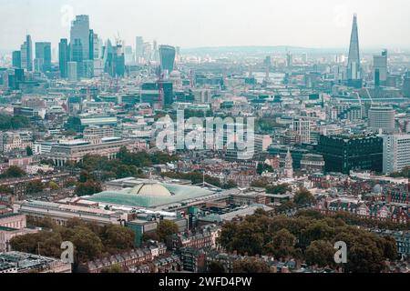 Vista aerea. Londra rivolta a est verso i grattacieli finanziari della città e Canary Wharf. Include The Shard, Walkie Talkie e Roof of British Museum. Foto Stock