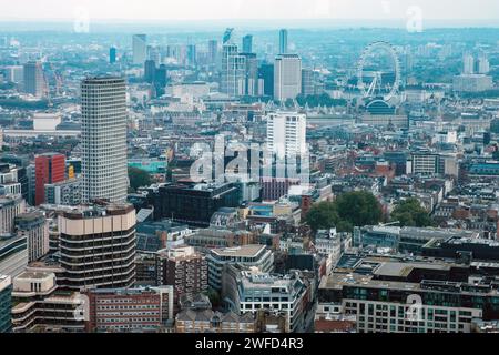 Vista aerea la densa Londra urbana rivolta a sud-est include il London Eye, il Centre Point Building e il Two Fifty One Apartment Building. Foto Stock