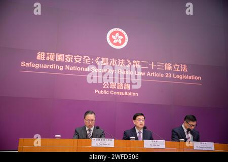 Hong Kong, Cina. 30 gennaio 2024. John Lee, amministratore delegato della regione amministrativa speciale di Hong Kong (HKSAR), partecipa a una conferenza stampa su "Safeguard National Security: Basic Law Article 23 Legislation Public Consultation" tenutasi presso la sede del governo HKSAR a Hong Kong, nel sud della Cina, il 30 gennaio 2024. A FAVORE della "consultazione pubblica sulla legislazione dell'articolo 23 della legge fondamentale della regione amministrativa speciale della Repubblica popolare cinese" credito: Lei Siu Wai/Xinhua/Alamy Live News Foto Stock