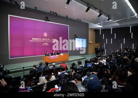 Hong Kong, Cina. 30 gennaio 2024. John Lee, amministratore delegato della regione amministrativa speciale di Hong Kong (HKSAR), partecipa a una conferenza stampa su "Safeguard National Security: Basic Law Article 23 Legislation Public Consultation" tenutasi presso la sede del governo HKSAR a Hong Kong, nel sud della Cina, il 30 gennaio 2024. A FAVORE della "consultazione pubblica sulla legislazione dell'articolo 23 della legge fondamentale della regione amministrativa speciale della Repubblica popolare cinese" credito: Lei Siu Wai/Xinhua/Alamy Live News Foto Stock