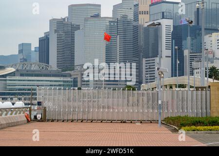 HONG KONG SARA', CINA. 26 gennaio 2024. La bandiera cinese segna il PLA Harbourfront Central Harbourfront, Hong Kong. La Liberazione dei popoli cinesi Foto Stock