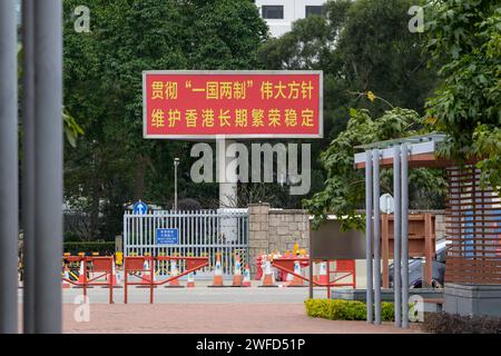 HONG KONG SARA', CINA. 26 gennaio 2024. La bandiera cinese segna il PLA Harbourfront Central Harbourfront, Hong Kong. La Liberazione dei popoli cinesi Foto Stock