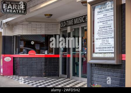 MT. Airy, North Carolina, USA - 26 ottobre 2023: Storico teatro Earle in centro. Foto Stock