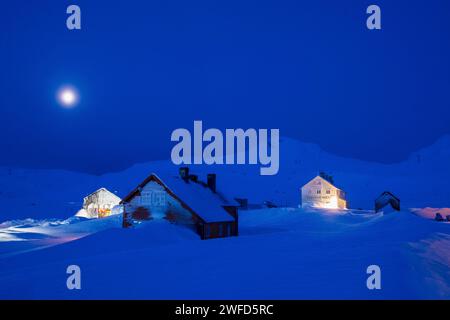 Finse, Norvegia -- neve e lunari in una fredda mattinata invernale Foto Stock