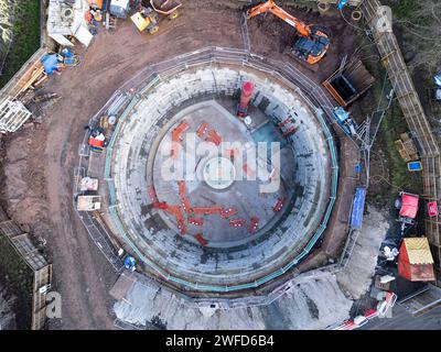 Edimburgo, Scozia, Regno Unito. 30 gennaio 2023. Vista aerea dei droni guardando in basso il cantiere per un grande serbatoio sotterraneo di stoccaggio delle acque piovane a Edimburgo. Il serbatoio si trova a Marchmont, ha un diametro di 20 m e una profondità di 15 m. Il progetto di Scottish Water è progettato per ridurre le inondazioni nell'area immagazzinando acqua piovana dalle fogne durante le tempeste. Iain Masterton/Alamy Live News Foto Stock