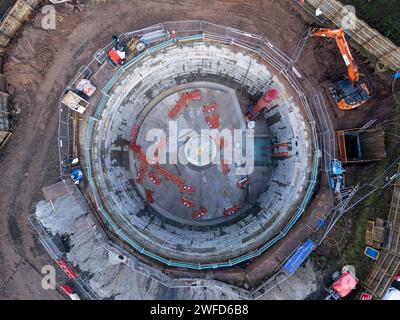 Edimburgo, Scozia, Regno Unito. 30 gennaio 2023. Vista aerea dei droni guardando in basso il cantiere per un grande serbatoio sotterraneo di stoccaggio delle acque piovane a Edimburgo. Il serbatoio si trova a Marchmont, ha un diametro di 20 m e una profondità di 15 m. Il progetto di Scottish Water è progettato per ridurre le inondazioni nell'area immagazzinando acqua piovana dalle fogne durante le tempeste. Iain Masterton/Alamy Live News Foto Stock
