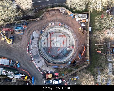 Edimburgo, Scozia, Regno Unito. 30 gennaio 2023. Vista aerea dei droni guardando in basso il cantiere per un grande serbatoio sotterraneo di stoccaggio delle acque piovane a Edimburgo. Il serbatoio si trova a Marchmont, ha un diametro di 20 m e una profondità di 15 m. Il progetto di Scottish Water è progettato per ridurre le inondazioni nell'area immagazzinando acqua piovana dalle fogne durante le tempeste. Iain Masterton/Alamy Live News Foto Stock