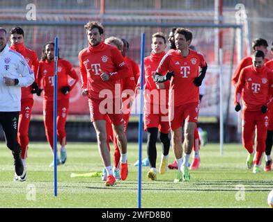 München, Deutschland 30. Gennaio 2024: Fussball, Herren, Saison 2023/2024, FC Bayern München, Säbener Strasse, Trainingsgelände, Training, öffentliches Training Leon Goretzka (FC Bayern München) (li.) mit Thomas Müller, Mueller (FC Bayern München) (rientro) Beim Laufen, Aufwärmen Foto Stock