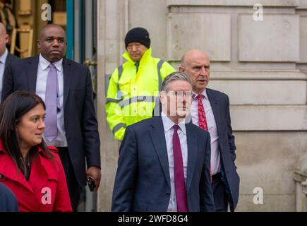 Londra, Regno Unito. 30 gennaio 2024. Sir Keir Starmer leader del Partito Laburista con il suo gabinetto ombra David Lammy John Healey per i colloqui di transizione tra il servizio civile e il partito di opposizione presso l'ufficio del Gabinetto Whitehall credito: Richard Lincoln/Alamy Live News Foto Stock